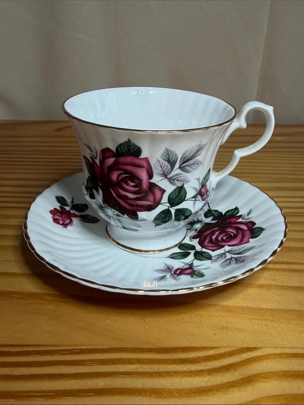 Vintage Royal Windsor Fine Bone China Teacup & Saucer Set - Red Roses England